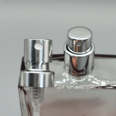 comprare Valvola a pompa per profumi di lusso per linee cosmetiche di alta gamma, con design elegante e funzionamento fluido. fabbricazione online