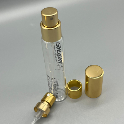Un lussuoso spruzzatore di bottiglie d'oro per profumi: un elegante distributore di profumi