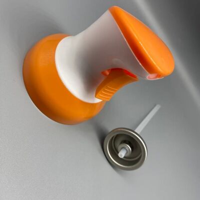 Valvola spray per deodorante per ambienti con meccanismo di erogazione della fragranza ad azionamento fluido